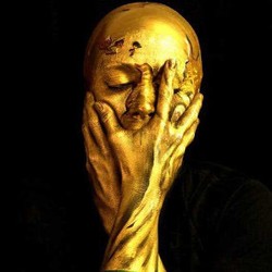 Seniman Ini Lukis Wajahnya Seperti Tropi Piala Dunia