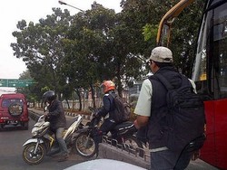 Penerobos Jalur Busway Kocar-kacir Dikejar Polisi