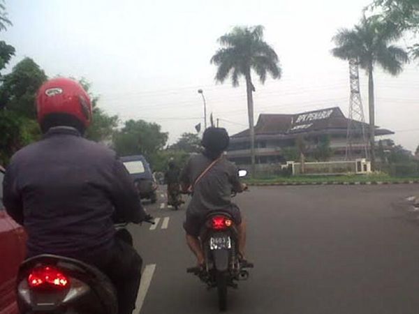 Tak Perlu Helm, Apalagi Alas Kaki