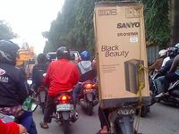 Ngangkut Kulkas Pakai Motor