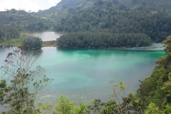 Memandang Telaga Warna Dari Bukit Sidengkeng, Keren!