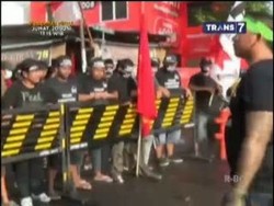 Jelang Penutupan Dolly, Warga Blokir Jalan dengan Pagar Betis