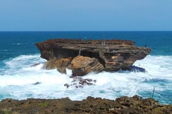 Perjuangan Berat ke Tebing Karang Pantai Timang, Gunungkidul