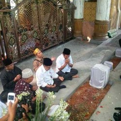 Awali Roadshow di Madura, JK Ziarah Makam Syaichona Cholil