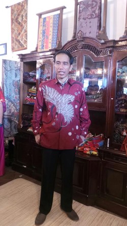 Belanja di Cirebon, Jokowi Beli Batik Merah Bergambar Elang