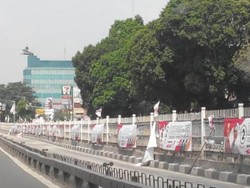 Ratusan Spanduk Capres-cawapres Bertebaran di Jalur TransJakarta