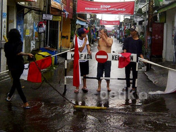 Warga Blokir Akses Menuju Dolly dan Jarak