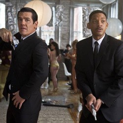 Merasa PR-nya Dicuri, Siswa Sekolah Film Tuntut Penulis Men In Black 3 Rp 23,9 T