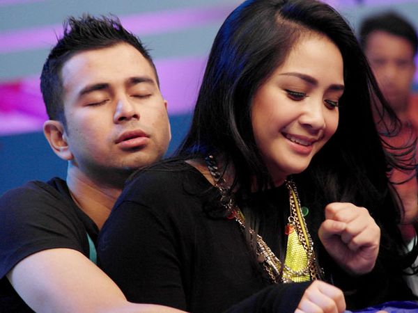 Raffi Ahmad Peluk Mesra Nagita Slavina