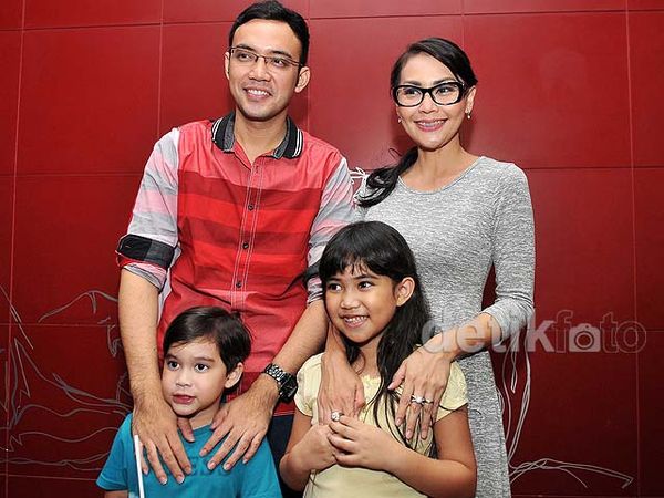 Kekompakan Tessa Kaunang, Sandy Tumiwa dan Anak
