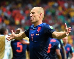 Berbekal Pengalaman di Liga Belanda, Bek Australia Ini Nantikan Duel Kontra Robben