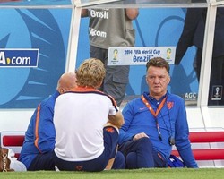 Van Gaal Butuh Kursi Bar untuk Pantau Laga Lawan Australia