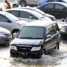 Area Parkir Bandara Juanda Masih Banjir, 7 Mesin Pompa Difungsikan