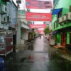 Diguyur Hujan Deras, Pergerakan Penolakan Penutupan Dolly Belum Terlihat