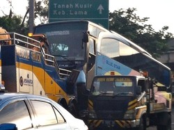 Bus Terlibat Kecelakaan di Veteran, Lalin Arah Tanah Kusir Macet