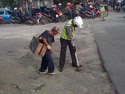 Ranjau Paku yang Mengganggu, Brigadir Kristopo pun Turun Tangan Jadi Penyapu