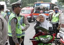 Terjaring Razia Polisi, ABG Tanpa Helm Ini Menangis