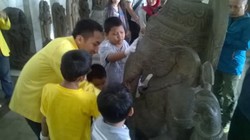 Senangnya Anak Tunanetra Bisa Touch Tour di Museum Gajah