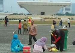 Usai Razia Berdarah, PKL Monas Kucing-kucingan dengan Satpol PP