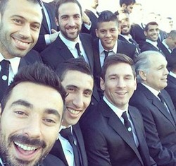 Gaya Selfie Pemain Piala Dunia 2014, Mesra Bareng Kekasih Hingga Rekan Setim