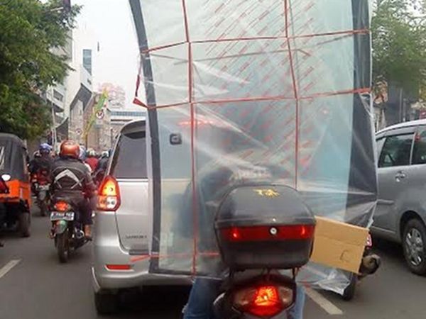 Angkut Kaca Mobil Pakai Motor, Hebat atau Nekat?