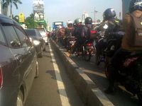 Gotong Royong Menjajah Jalur Busway