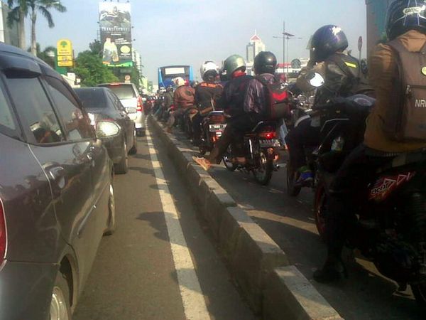 Gotong Royong Menjajah Jalur Busway