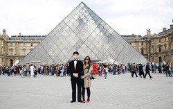 Mengharukan, Gadis Ini Traveling Bawa Foto Mendiang Ayah