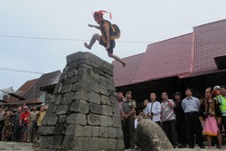 Pria Perkasa di Nias Tak Butuh Obat Kuat!