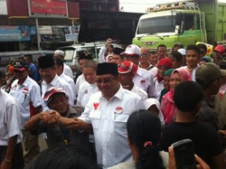 Timses Blusukan di Pasar, Warga Bogor Sibuk Cari Prabowo