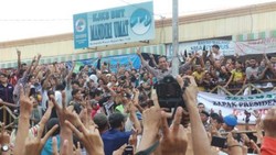 Mobil Jokowi Dihadang Ribuan Pendukung di Pekalongan, Jawa Tengah