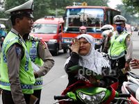 Terjaring Razia, ABG Tanpa Helm Menangis