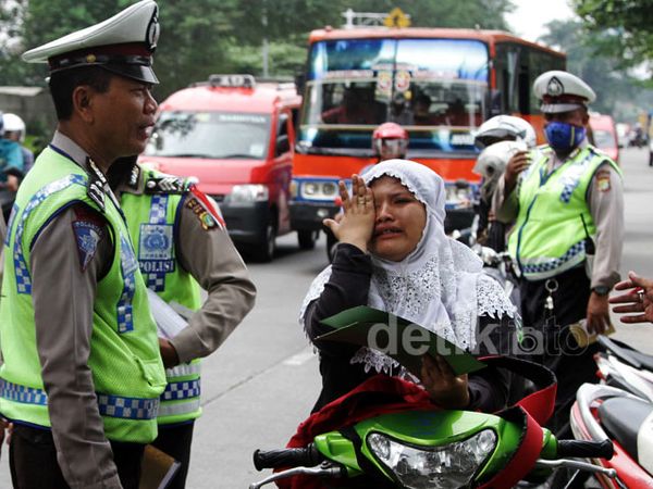 Terjaring Razia, ABG Tanpa Helm Menangis