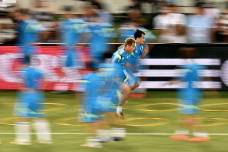 Jepang Adu Kecepatan, Yunani Duel Udara