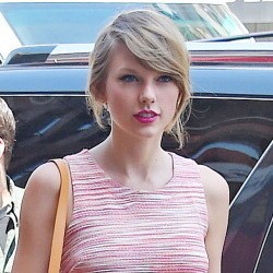 Duh! Rumah Taylor Swift Dilempari Botol Oleh Orang Iseng