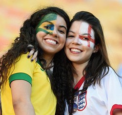 Gaya Busana Seksi Para Suporter Wanita di Piala Dunia 2014