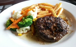 Puncak Pass Resort Restaurant: Menikmati Poffertjes dan Biefstuk di Ketinggian