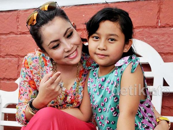 Mayangsari Ajak Anak Syuting Video Klip Mayangsari Ajak Anak Syuting Video Klip