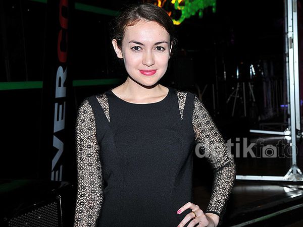 Hitam Elegan Rianti Cartwright