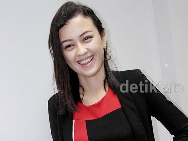 Kimberly Ryder Chic dan Seksi dengan Dress Mini