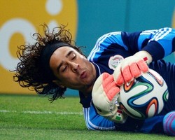 Tampil Oke Bersama Meksiko, Ochoa Dikait-kaitkan dengan Barcelona