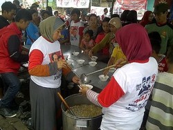 Relawan Jokowi-JK Bagi-bagi 2 Ribu Mangkok Bakso di Pasar Andir