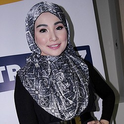 Gaya Berhijab Soraya Larasati