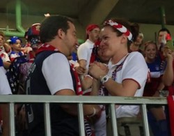 Romantis, Lagi Asyik Nonton Langsung Piala Dunia Tiba-tiba Dilamar Kekasih