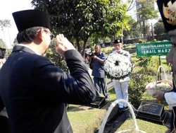 Ziarah ke TPU Bivak, Ahok Nyekar di Makam MH Thamrin dan Ismail Marzuki