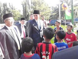 Pulang Nyekar di TPU Bivak, Ahok Ditagih KJP oleh Bocah-bocah SD