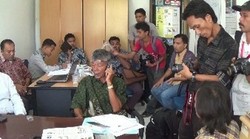 Tangis Ilyas Pecah setelah Tahu Anaknya Ada di Daftar Korban Kapal Karam