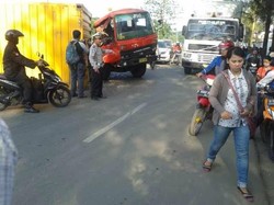 Kontainer Terbalik di Daan Mogot Dievakuasi, Lalin Macet 500 Meter