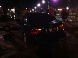 BMW Ini Nyeruduk Pembatas Jalan di Taman Suropati