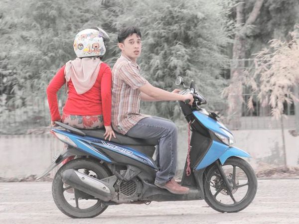 Kalau Sayang Mbaknya, Pakai Helm ya Mas
